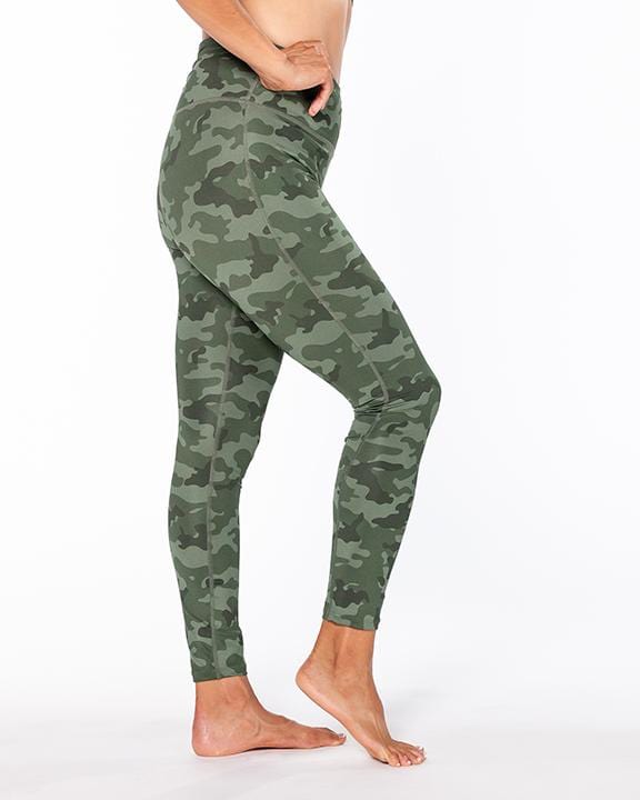 Handful high-waist squeeze play leggings in Hideout color, close-up of fitted, stretchy athletic bottom designed for comfort and support.