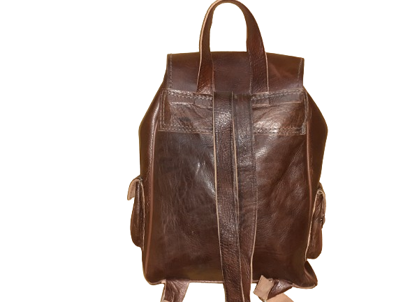Medium Fez Vacuno mochila for women by Hecho a mano, featuring handcrafted leather with adjustable straps and detailed stitching.