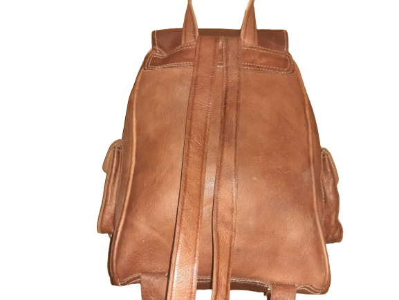 Medium Fez Vacuno handmade women's mochila with leather straps and detailed stitching, perfect for daily use and stylish outings.
